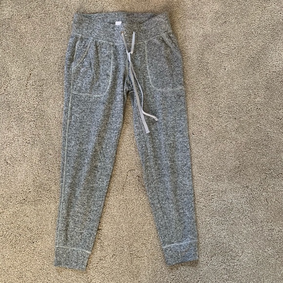 breathable grey cropped joggers with pocket